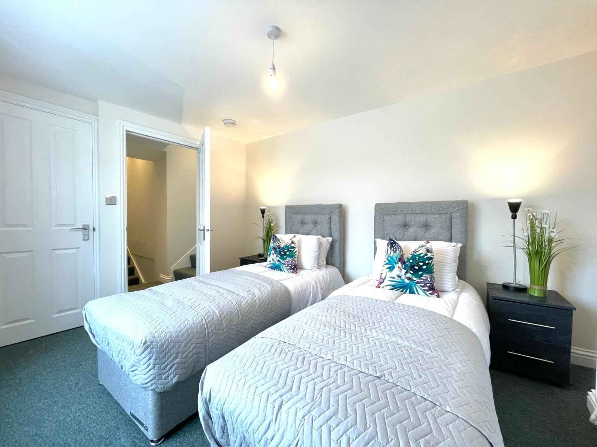 2 Bedroom Apartments Stopoverz Bristol Exterior foto
