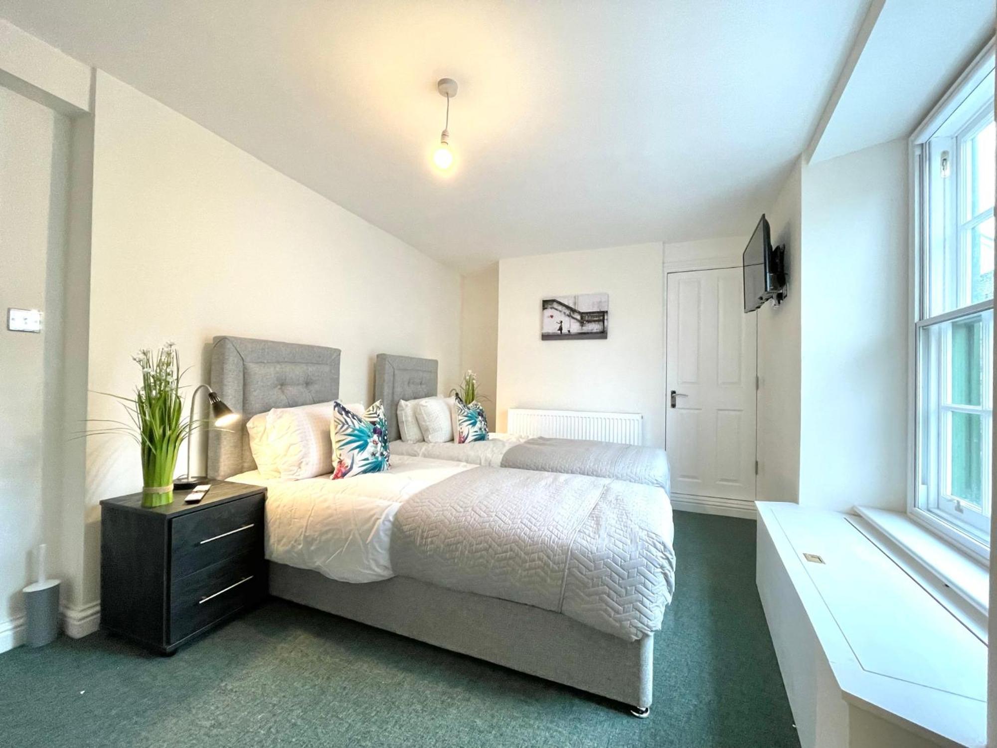 2 Bedroom Apartments Stopoverz Bristol Exterior foto